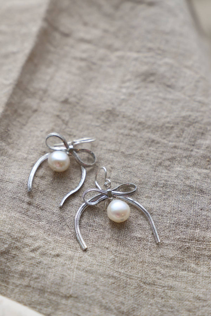 SLOANE SILVER RIBBON AND PEARL EARRINGS: Silver