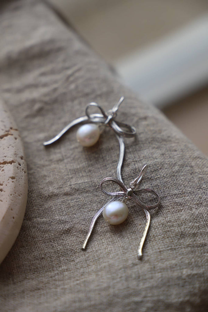 SLOANE SILVER RIBBON AND PEARL EARRINGS: Silver
