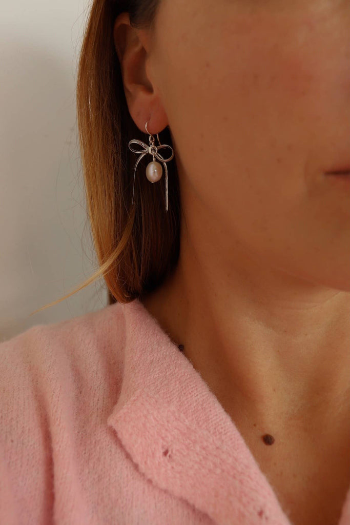 SLOANE SILVER RIBBON AND PEARL EARRINGS: Silver